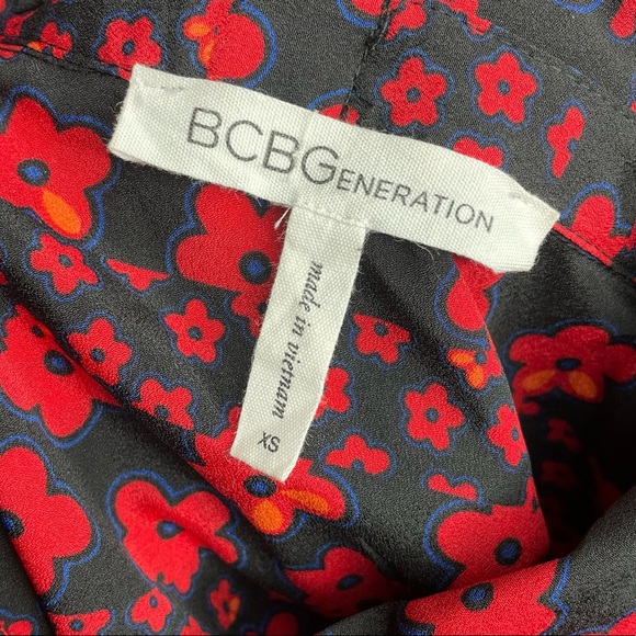 BCBGeneration button down shirt with tie around the collar. The collar is sewn. - Picture 4 of 4